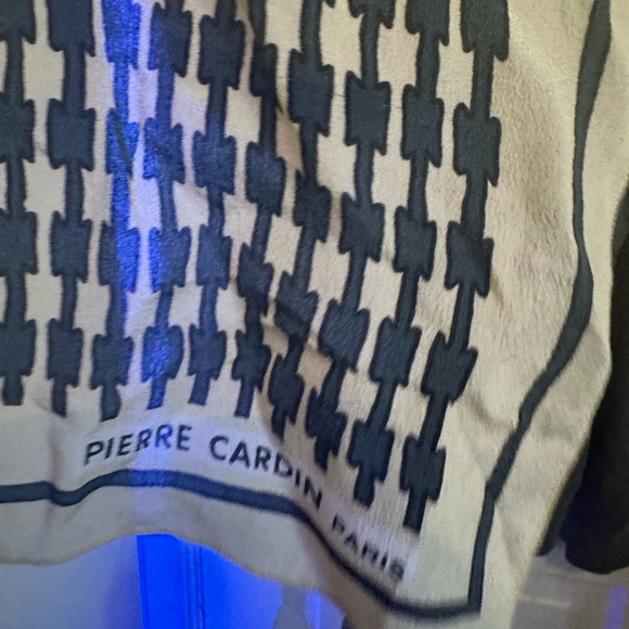 Scarf - Picture 2 of 8